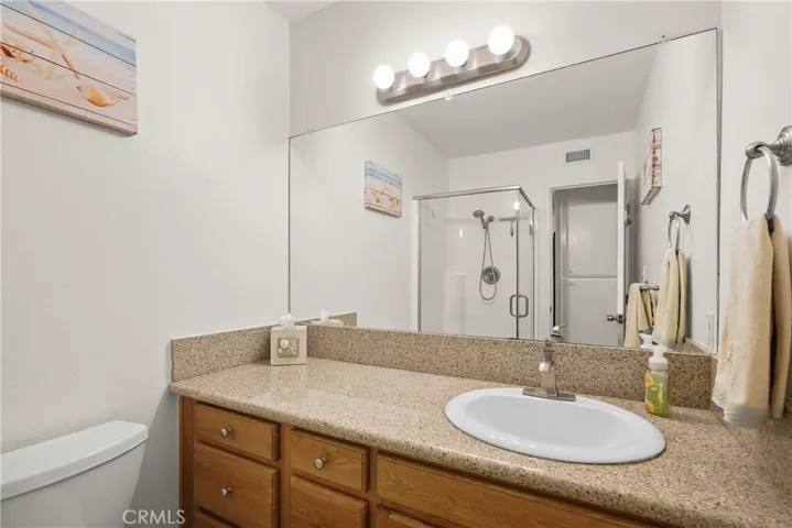 Hallway bath for two of the bedrooms