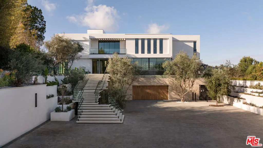 16187 Royal Oak Road, Encino, California 91436 home-pic-0