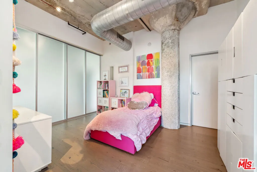 330 W 11th Street  home-pic-18