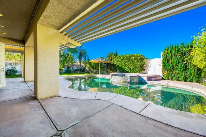 Free form Pool & Spa