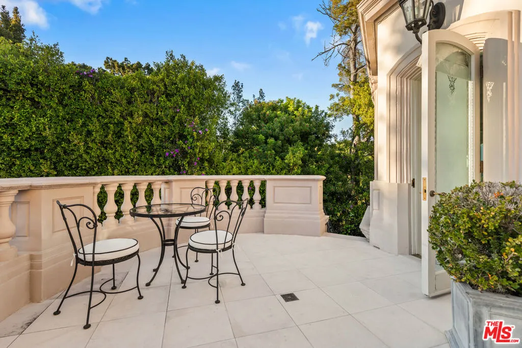 1091 Laurel Way, Beverly Hills, California 90210 home-pic-27