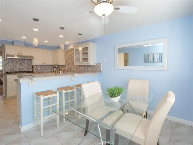 Breakfast Counter & Casual Dining Area