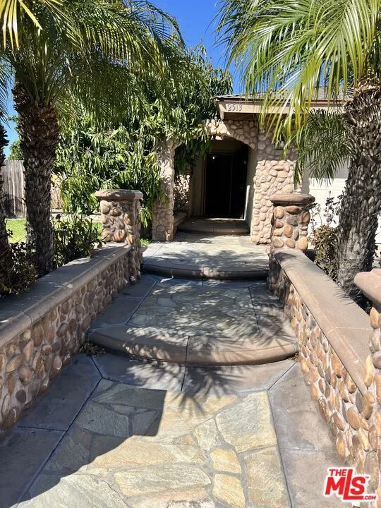 2513 W Fulcrum Place, Anaheim, California 92804 home-pic-2