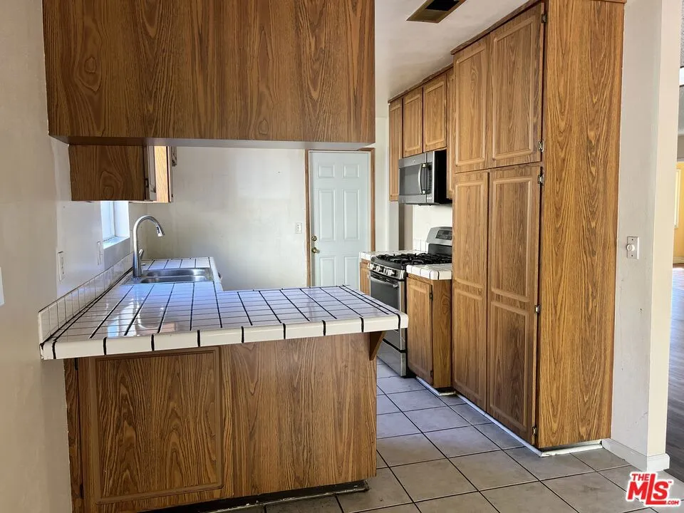 2513 W Fulcrum Place, Anaheim, California 92804 home-pic-11