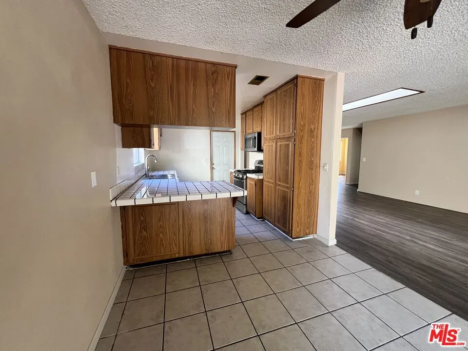2513 W Fulcrum Place, Anaheim, California 92804 home-pic-10