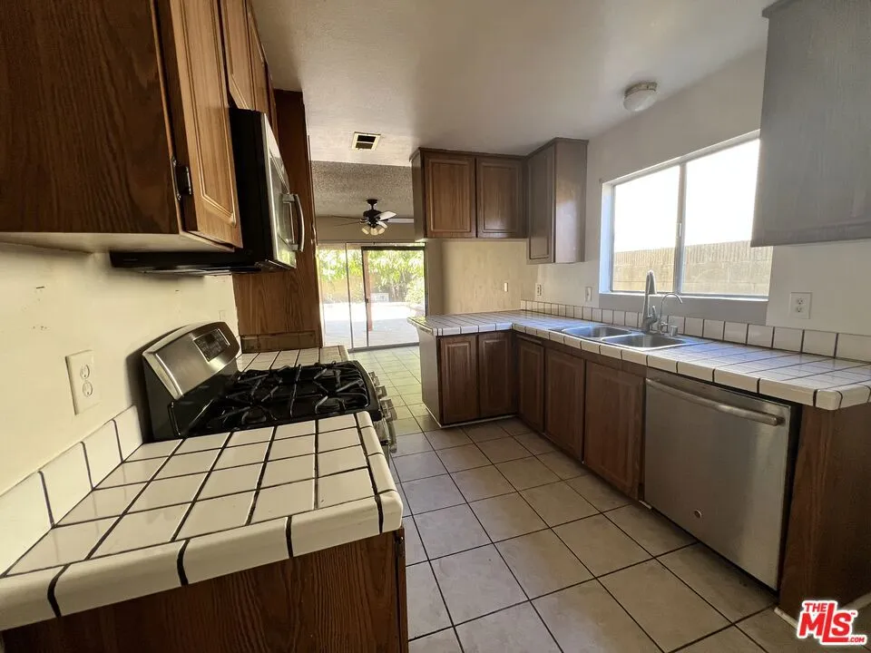 2513 W Fulcrum Place, Anaheim, California 92804 home-pic-12