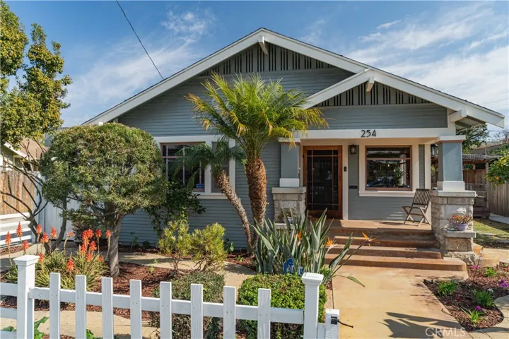 Fabulous opportunity!
254 Newport Triplex