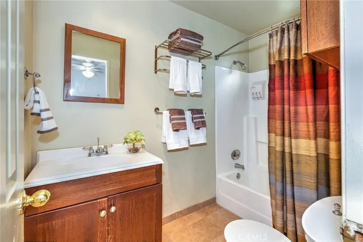 Studio full bath