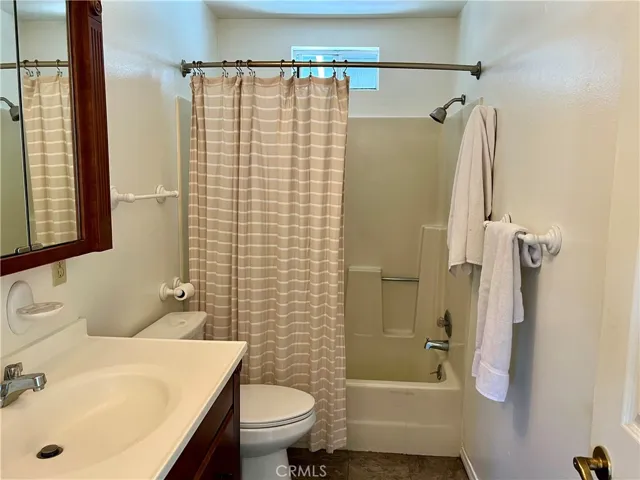 Apartment full bath 
