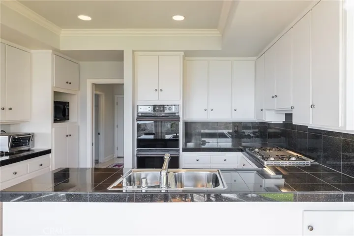8 Burrell Lane, Rancho Palos Verdes, California 90275