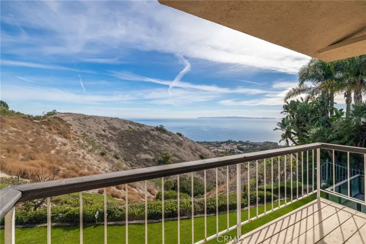 8 Burrell Lane, Rancho Palos Verdes, California 90275