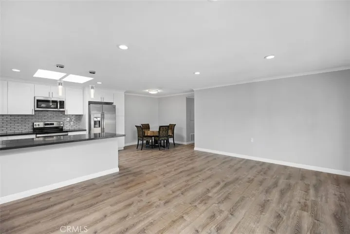 Living room with view to kitchen and dining elle