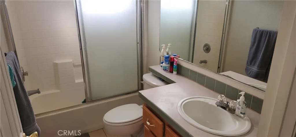 Hall bathroom.
