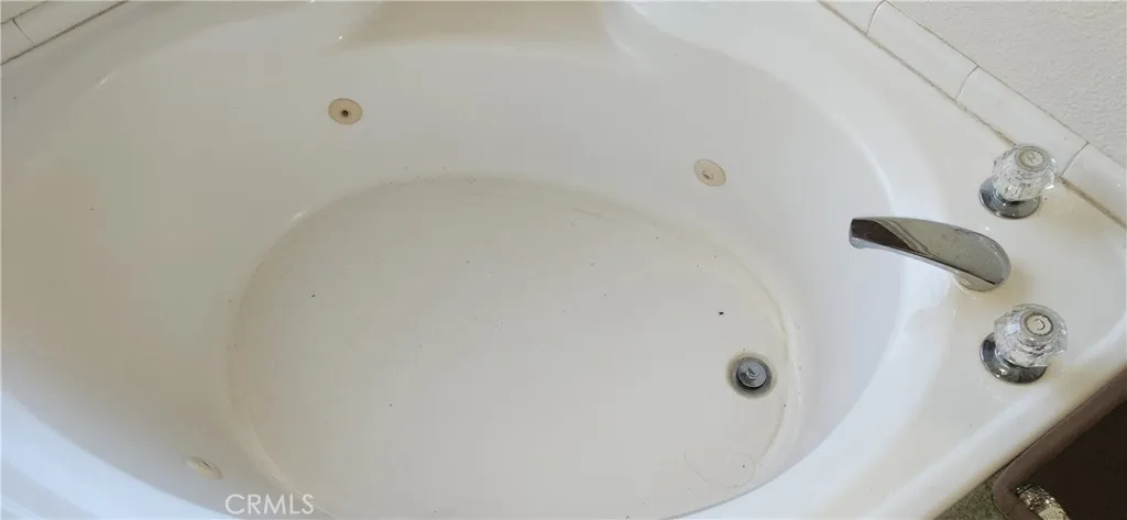 Jetted tub.
