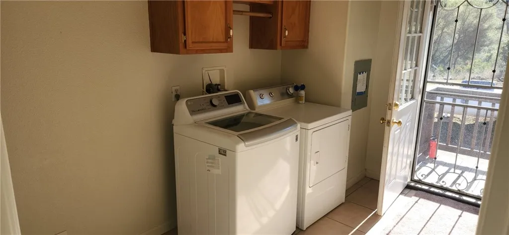 Laundry room with 220v dryer hookup.