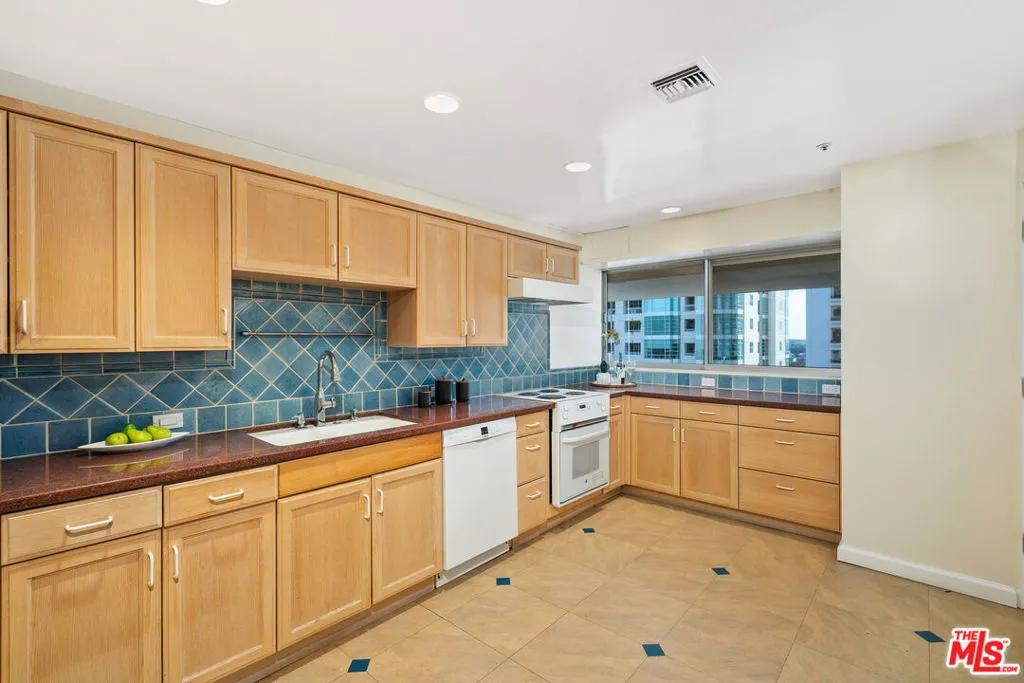 10375 Wilshire Boulevard 7d, Los Angeles, California 90024 home-pic-13