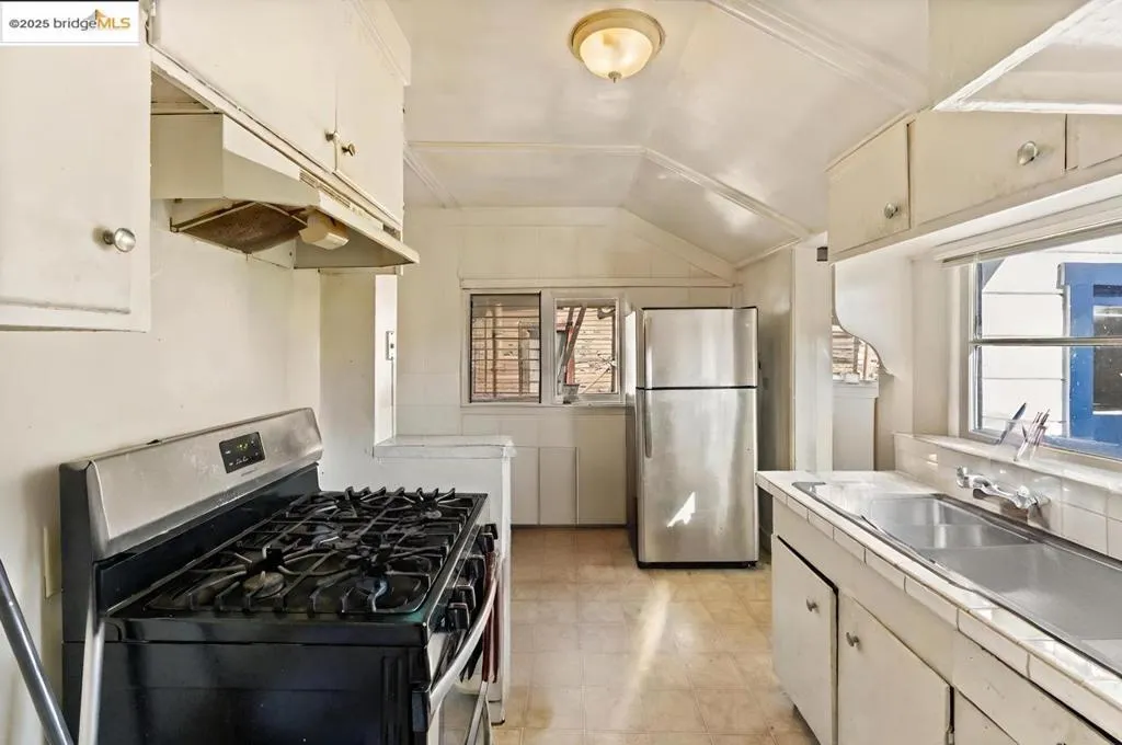 2440 12th Ave, Oakland, California 94606 home-pic-16