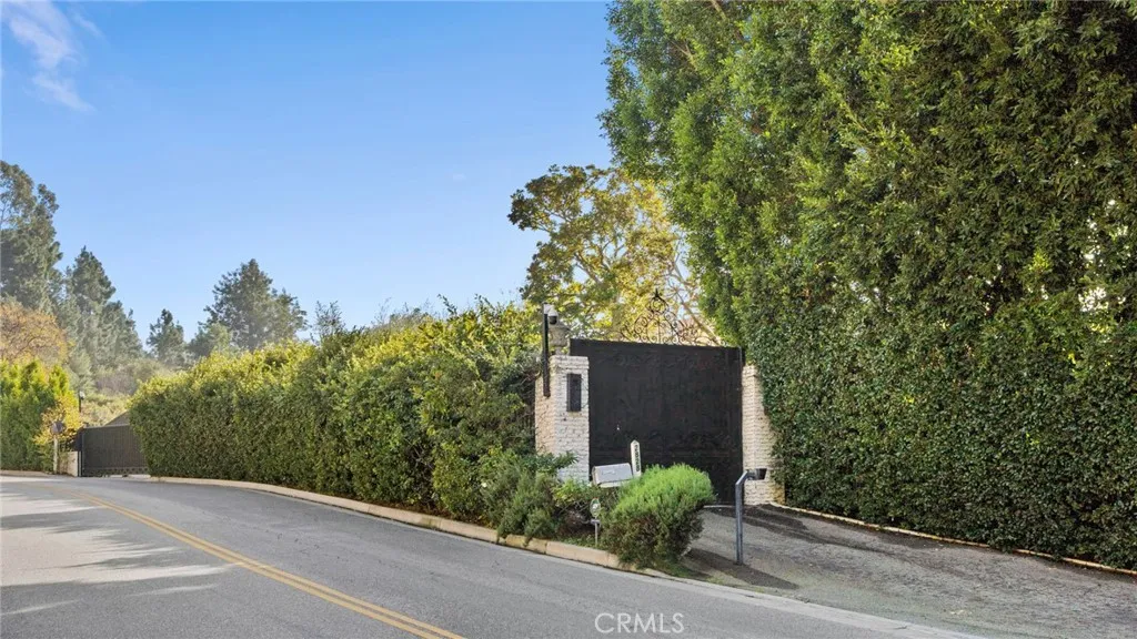 2828 Benedict Canyon Drive, Los Angeles, California 90210 home-pic-3