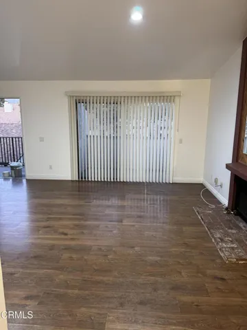 5117 jefferson sq living room