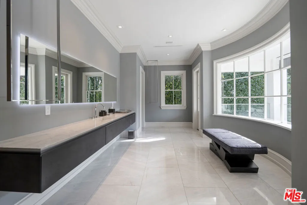 917 N Crescent Drive, Beverly Hills, California 90210 home-pic-18