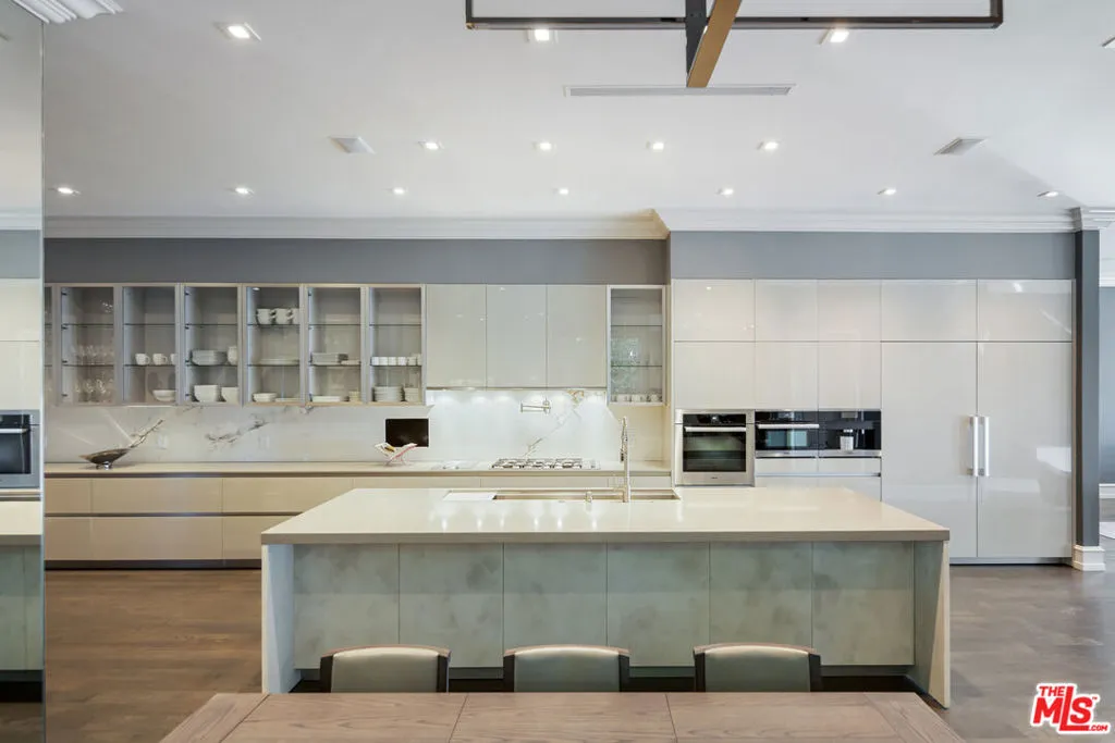 917 N Crescent Drive, Beverly Hills, California 90210 home-pic-10