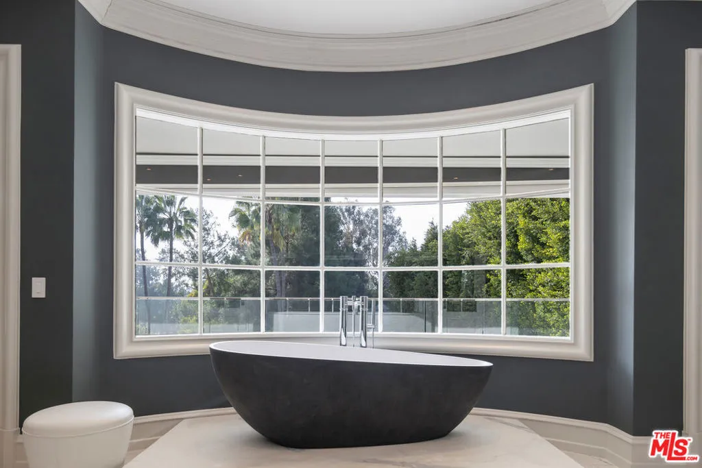 917 N Crescent Drive, Beverly Hills, California 90210 home-pic-15