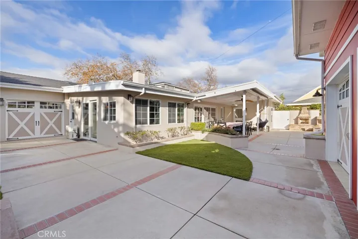 2014 W Riverside Drive, Burbank, California 91506