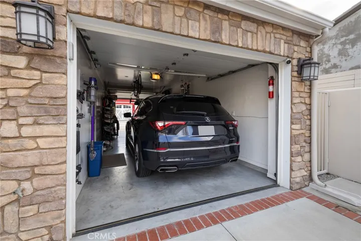 2014 W Riverside Drive, Burbank, California 91506