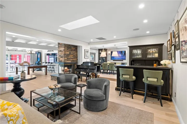 Living room & Bar