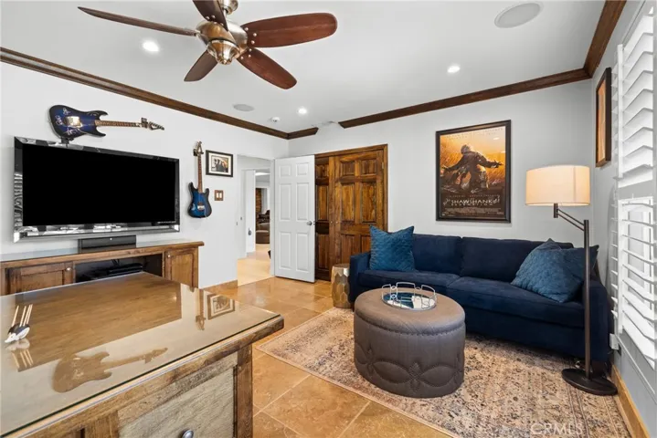 2014 W Riverside Drive, Burbank, California 91506