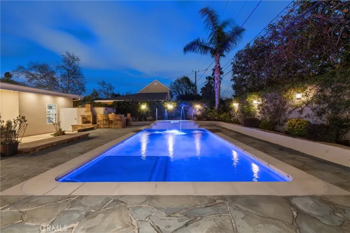 2014 W Riverside Drive, Burbank, California 91506