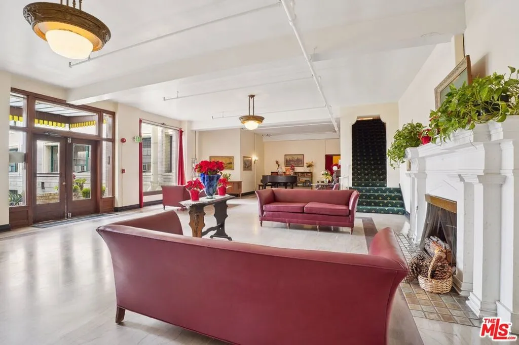 2121 James M Wood Boulevard 414, Los Angeles, California 90006 home-pic-4