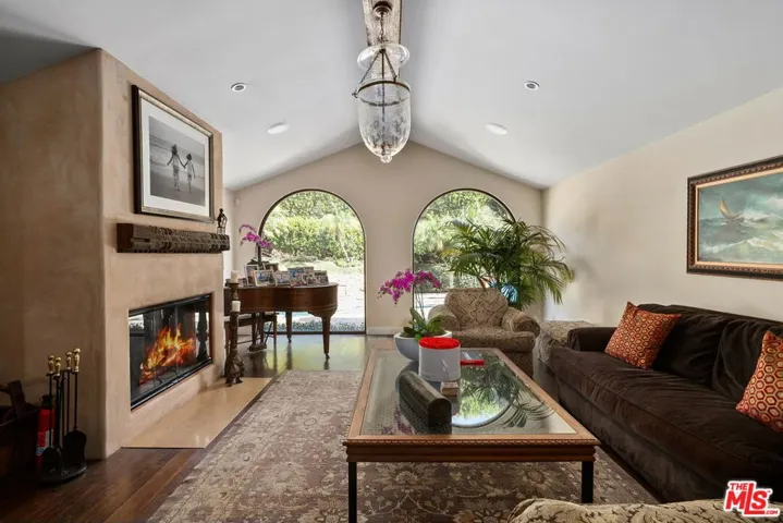1618 Stradella Road, Los Angeles, California 90077
