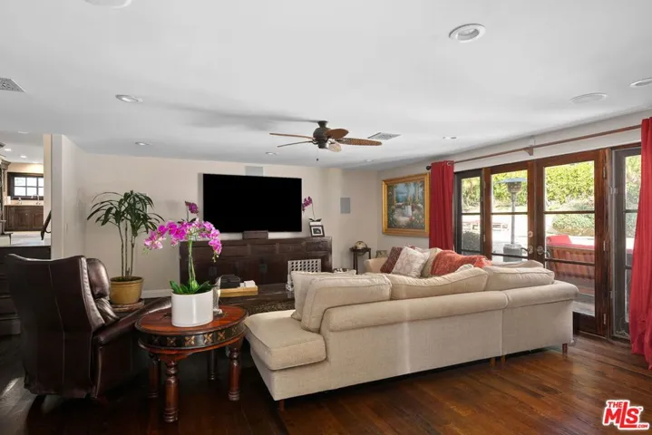 1618 Stradella Road, Los Angeles, California 90077