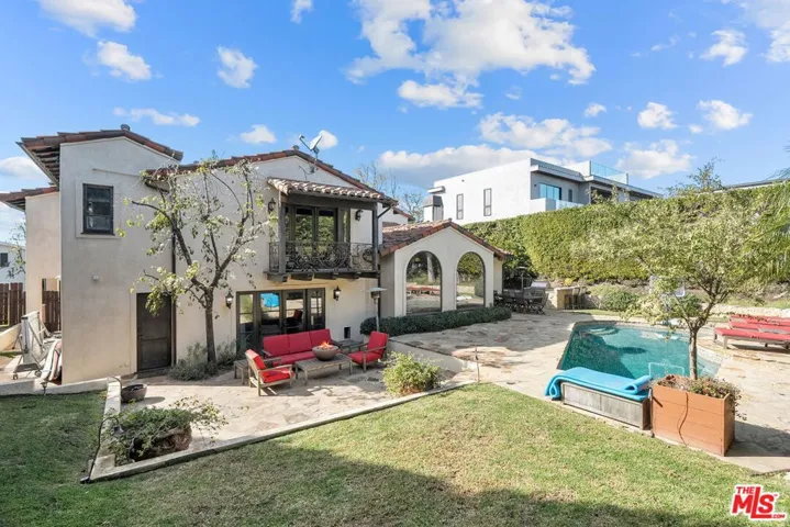 1618 Stradella Road, Los Angeles, California 90077