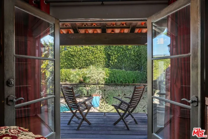 1618 Stradella Road, Los Angeles, California 90077