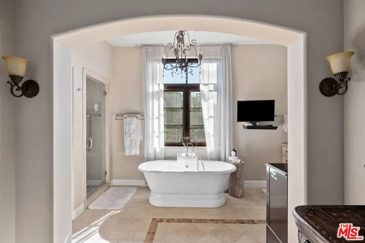 1618 Stradella Road, Los Angeles, California 90077