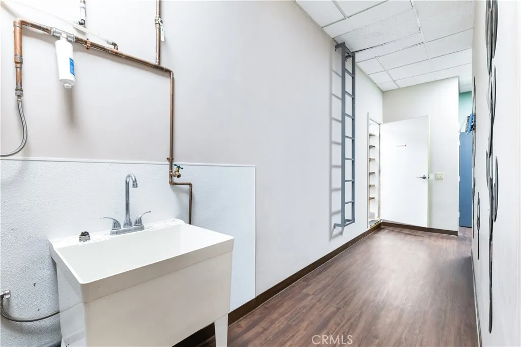 Delivery area sink