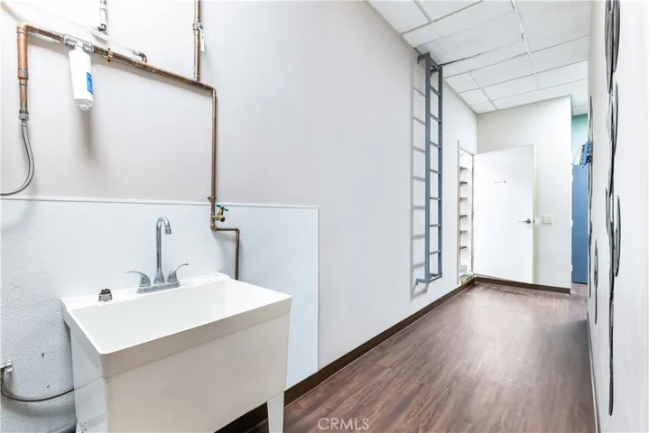 Delivery area sink