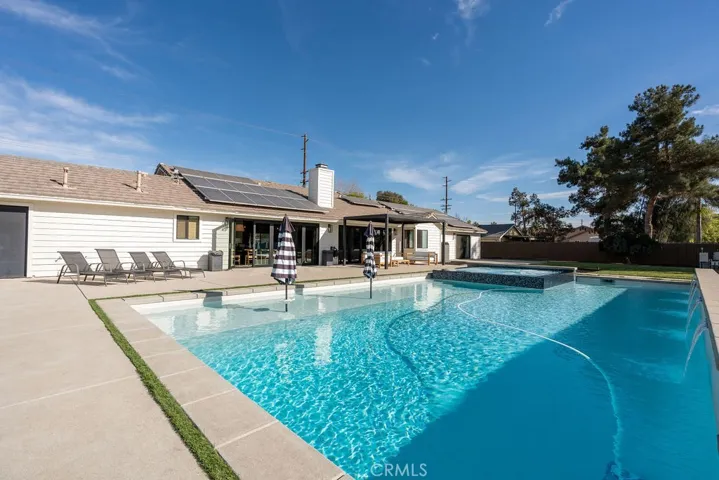 LARGE POOL WITH OVERSIZED SPA