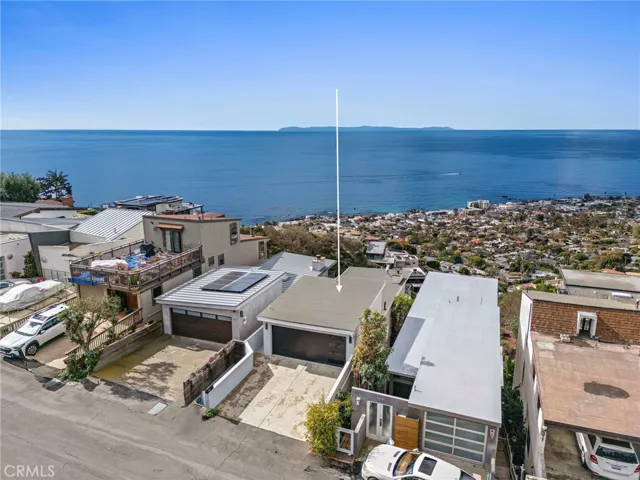Moulton Meadows Park and scenic trails are nearby, and the turnkey residence is just minutes from outstanding recreation, award-winning schools, and Laguna Beach’s restaurants, shops and galleries.