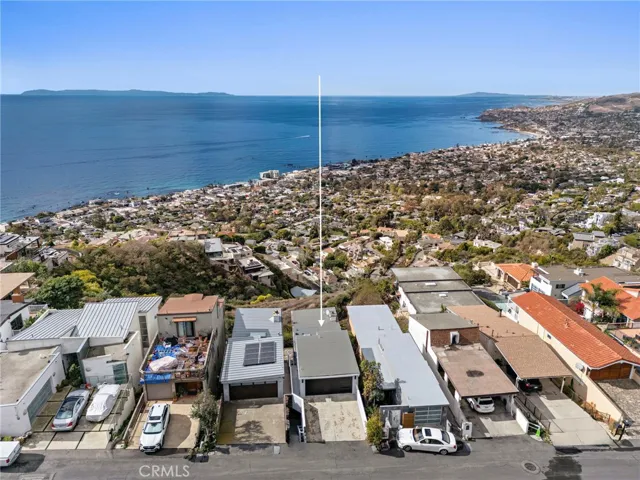 With so much to offer in such a desirable location, this opulent home is set to bring you and yours endless enjoyment.
