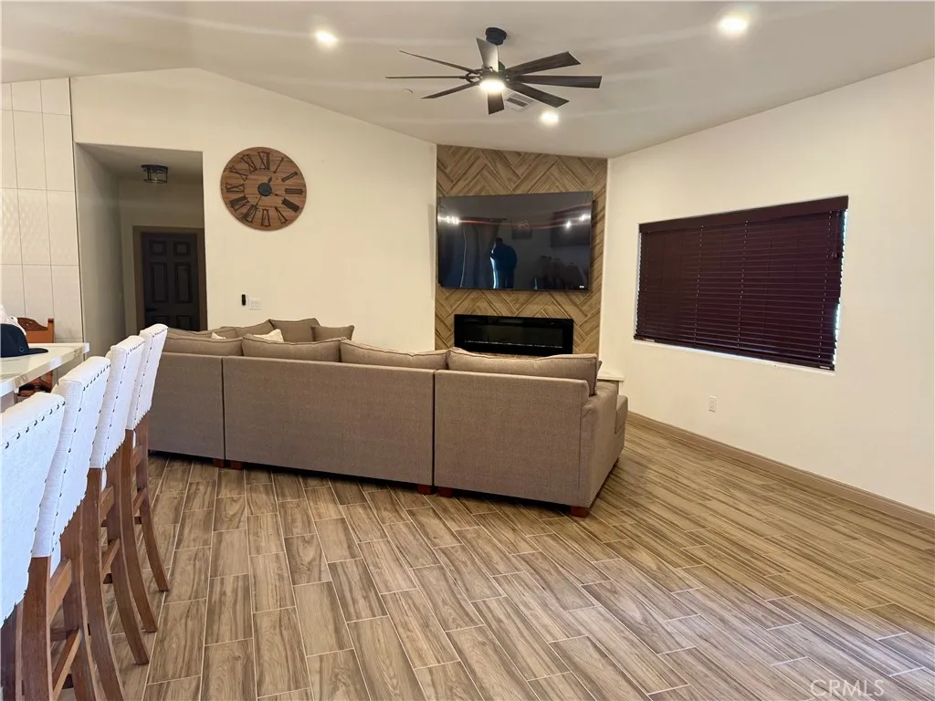 7164 Kingsley Avenue, Hesperia, California 92345 home-pic-4