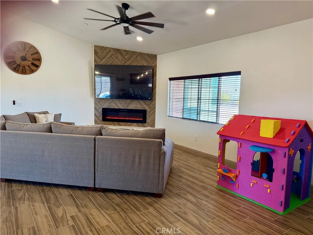 7164 Kingsley Avenue, Hesperia, California 92345 home-pic-2