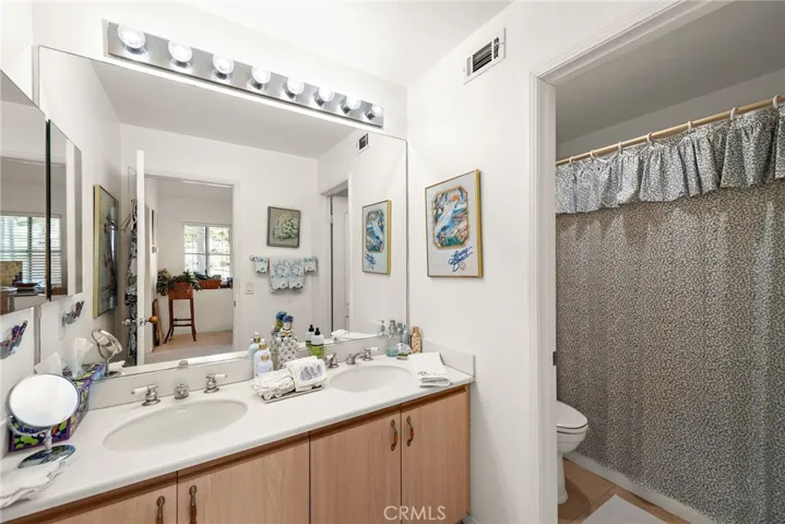 Secondary bath with tub
