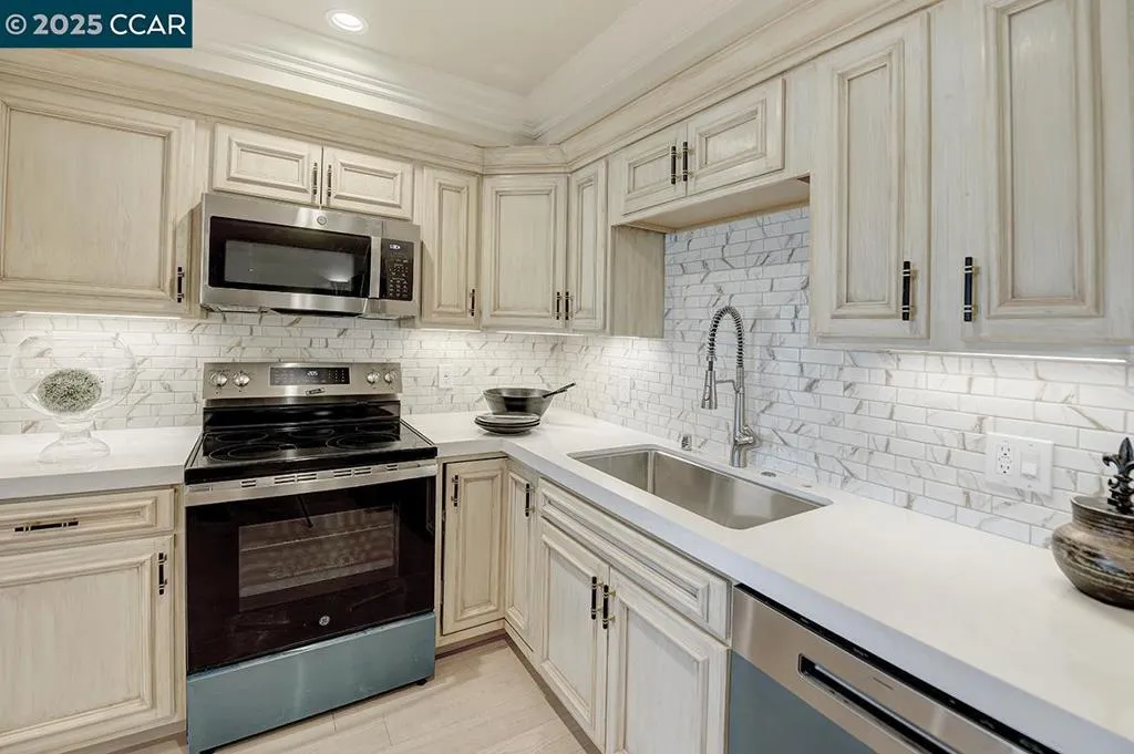 1400 Ptarmigan Dr 4, Walnut Creek, California 94595 home-pic-3
