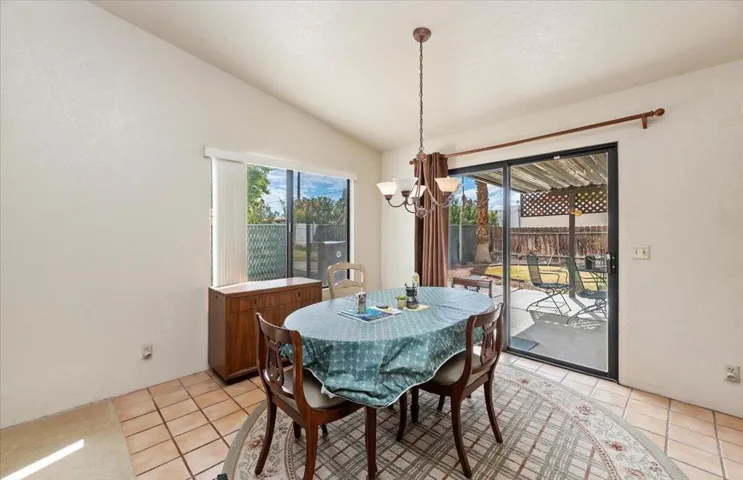 10-Dining Area