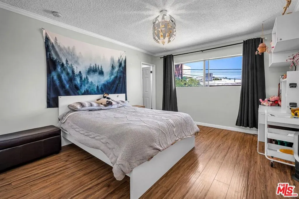 1766 Midvale Avenue, Los Angeles, California 90024 home-pic-17