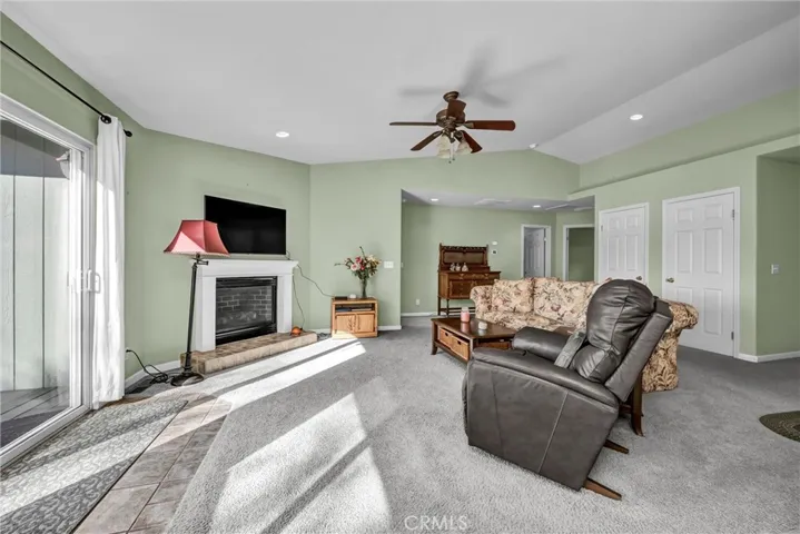 Living room w/propane fireplace