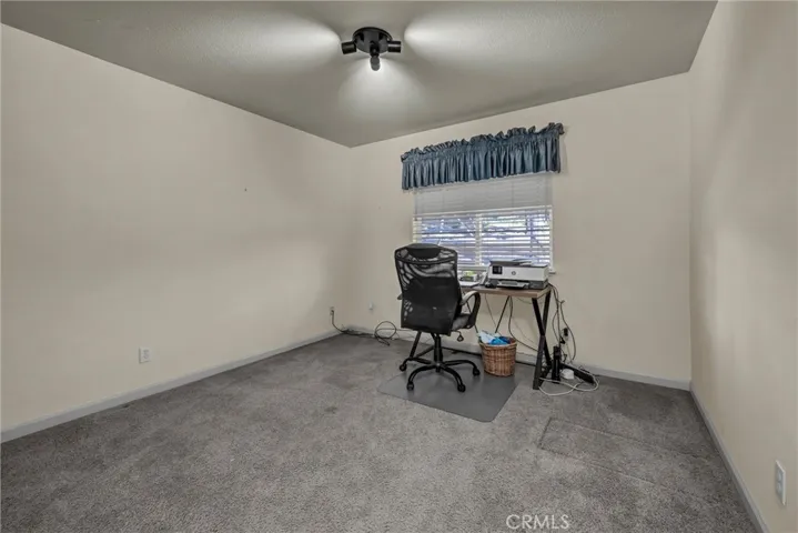 Bedroom w/closet